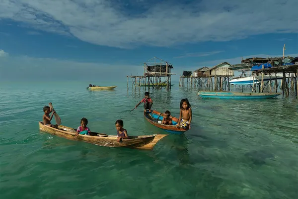 Children in Ocean Village by Mei Shi