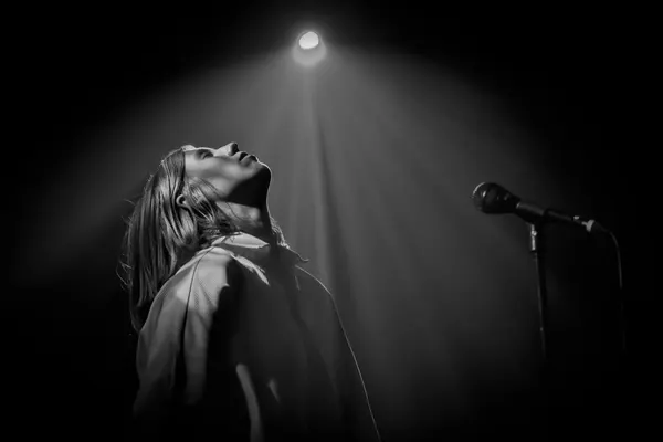 Singer in Spotlight by Anita Martin AnnaPileaFotografie